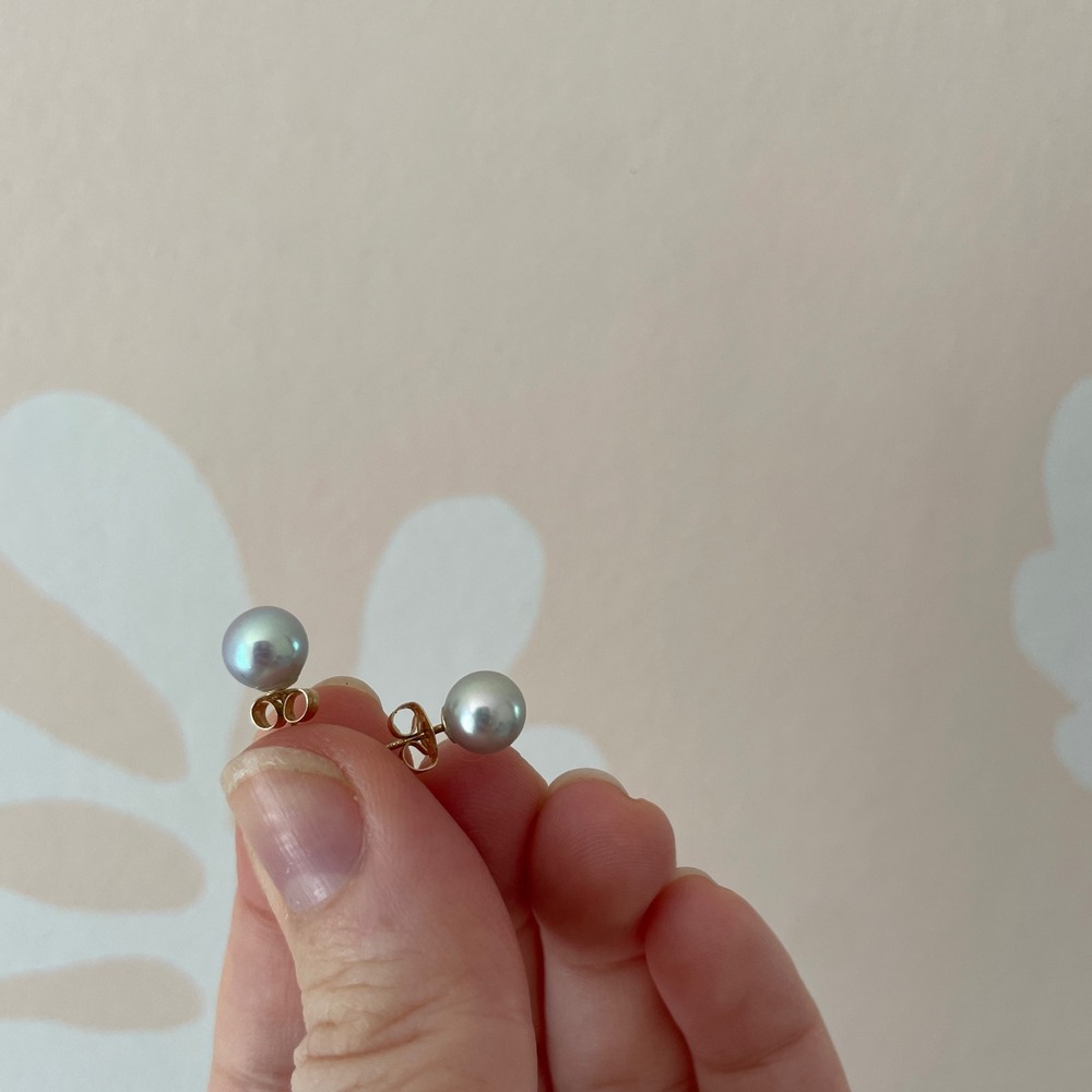 Grey Pearl Stud Earrings Gold Tone Post Back Round Iridescent Classic Jewelry